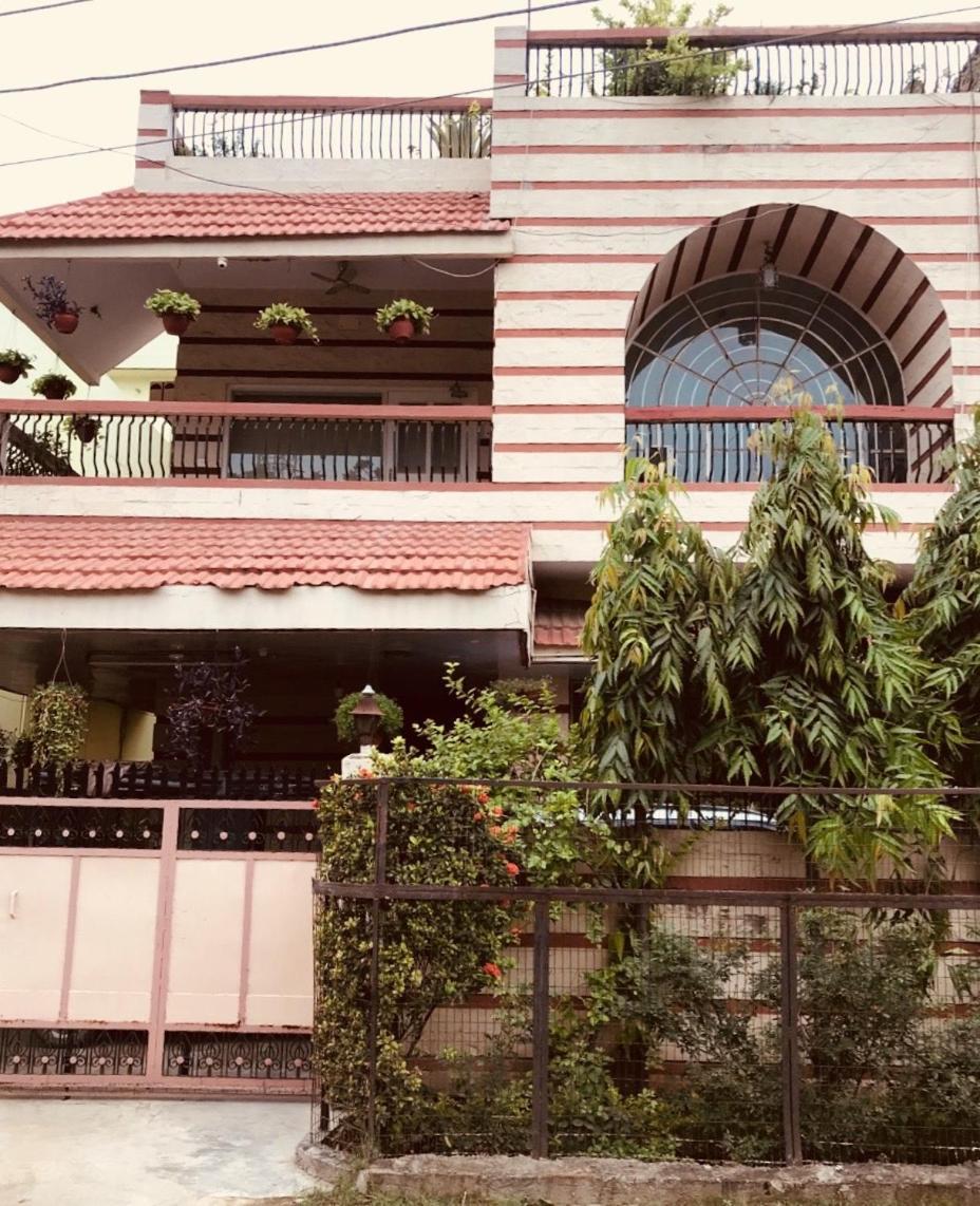Appartamento Aashray Varanasi Esterno foto